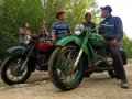 junge Russen mit alten Motorrädern
