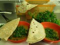 indisches Dal mit Naan Brot und Koriander