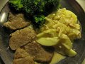 Schweinefilet in Zwiebel-Sahne Sauce mit Broccoil