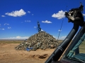 Guanaco mit Ovoo in der Mongolei