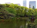 Parkanlage mit See in Tokyo