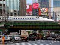 Shinkansen auf Brücke in Tokyo