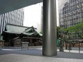 Schrein und Hochhäuser in Tokyo