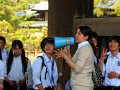 Lehrerin mit Schulklasse im Todai-Ji Tempel in Nara