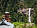 Pagode mit Ichi-no-taki Wasserfall