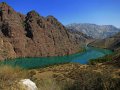 Berge spiegeln sich im Wasser (Kirgistan)