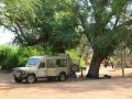 Touristen im umgebauten Landrover