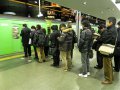anstellen in der S-Bahn (Japan)