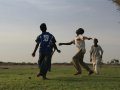 sudanesische Kinder spielen Fußball