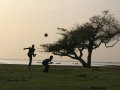 sudanesische Kinder spielen Fußball