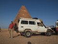 Claus mit Landcruiser an den Karima Pyramiden