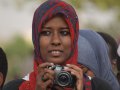 sudanesische Frau mit Kamera