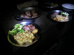 Tahr Lende mit Broccoli und Bratkartoffeln (Neuseeland)