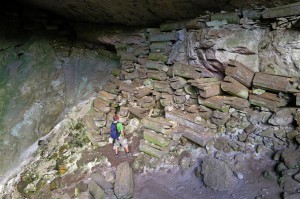 Särge in der Höhle bei Sagada (Philippinen)