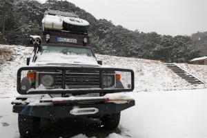 Landcruiser in Japan eingeschneit