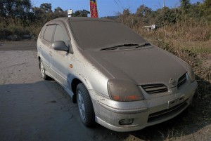 Auto mit Vulkanasche bedeckt (Sakurajima, Japan)