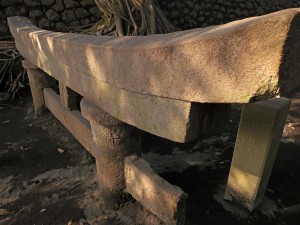 begrabenes Torii auf Sakurajima (Japan)