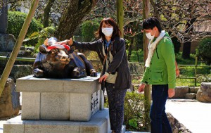 Japaner mit Gesichtsmasken (Mundschutz)