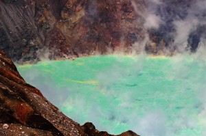 Blick in den Nakadake Krater (Mt. Aso, Japan)