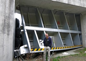 vom Tsunami verbogenes Schutztor (Japan)