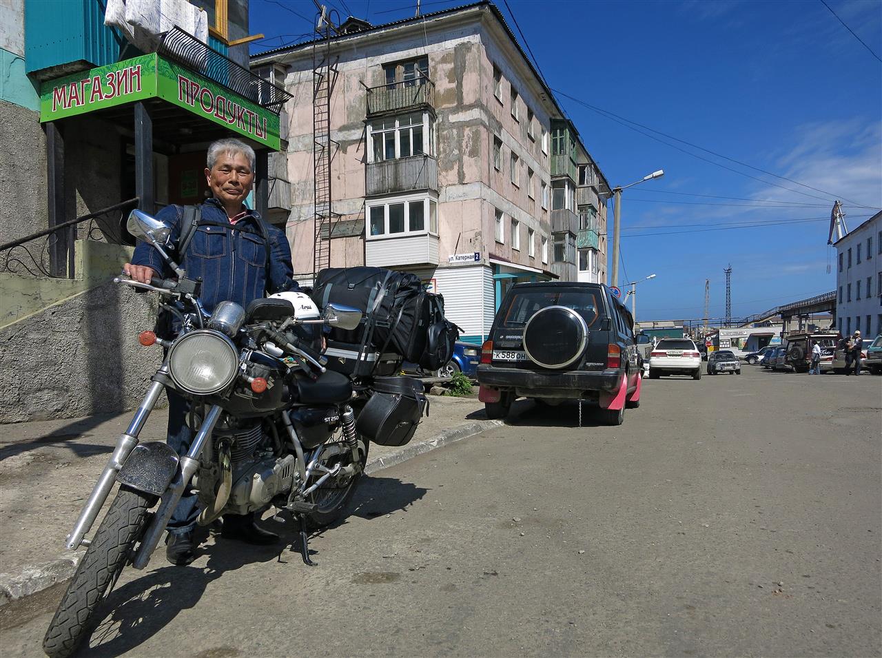 70 Jahre alter Japaner auf Reisen (Russland)
