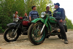 junge Russen auf alten Mopeds (Russland)