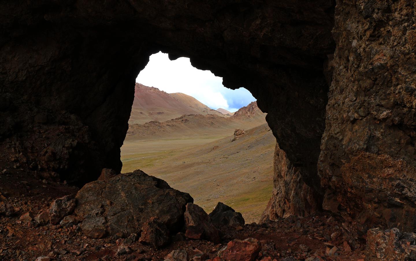 Höhle im Pamirgebirge (Tadschikistan)